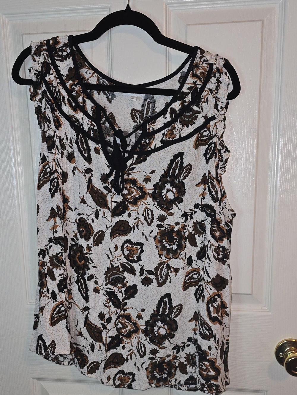 Sleeveless Floral V-Neck Camisole in White & Brown